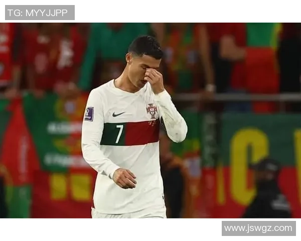 球迷疯狂冲进赛场抢夺C罗球衣引发热议与争议